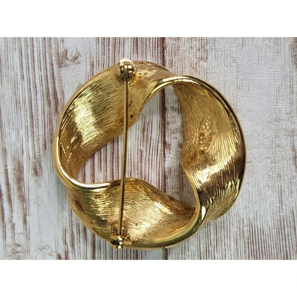 Vintage Napier Brooch Pin Gold Tone Textured Ribbon Wreath Costume Jewelry‎